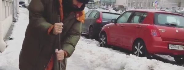 Иван Ургант попробовал очистить улицу Санкт-Петербурга ото льда