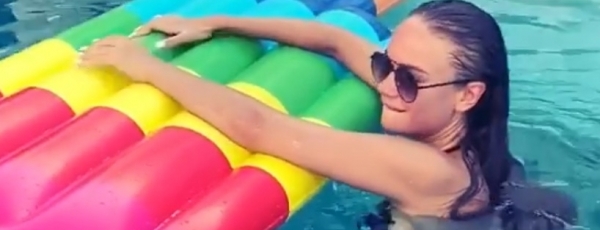 Актриса Яна Кошкина сделала фото топлесс в бассейне на отдыхе в Турции