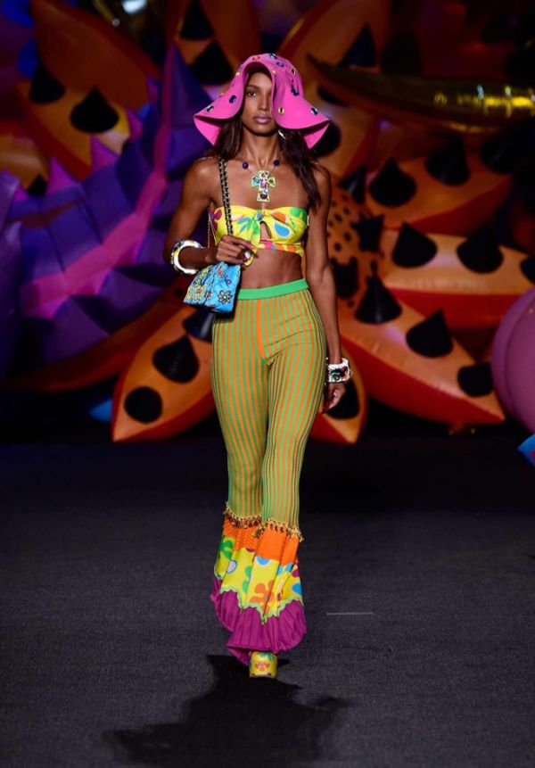Модельер Джереми Скотт выпустил новую круизную коллекцию Moschino 2017 Модельер Джереми Скотт выпустил новую круизную коллекцию Moschino 2017
