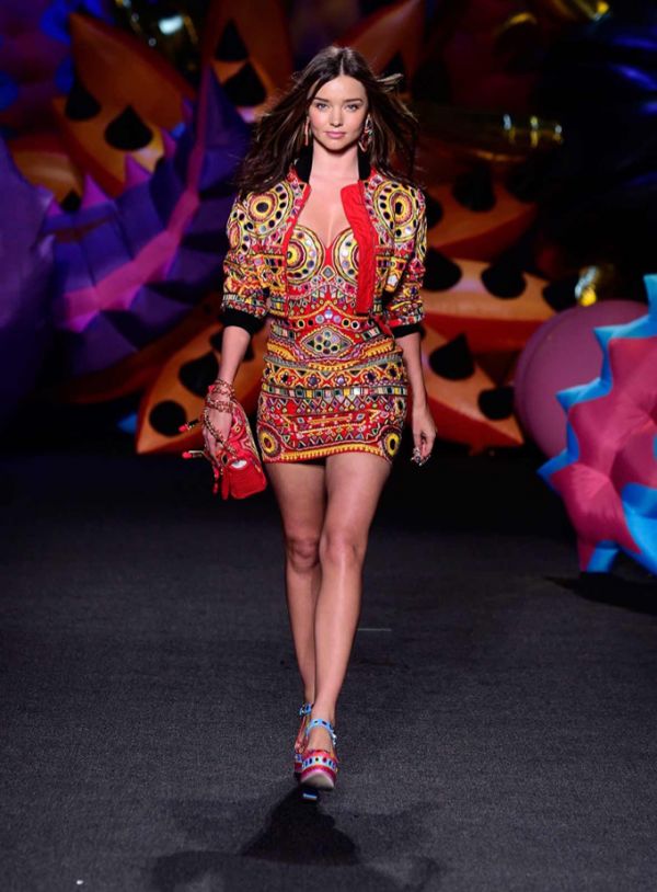 Модельер Джереми Скотт выпустил новую круизную коллекцию Moschino 2017 Модельер Джереми Скотт выпустил новую круизную коллекцию Moschino 2017