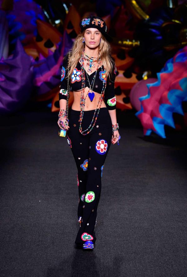Модельер Джереми Скотт выпустил новую круизную коллекцию Moschino 2017 Модельер Джереми Скотт выпустил новую круизную коллекцию Moschino 2017