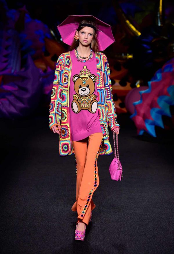 Модельер Джереми Скотт выпустил новую круизную коллекцию Moschino 2017 Модельер Джереми Скотт выпустил новую круизную коллекцию Moschino 2017