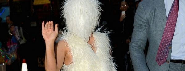 Леди Гага приехала на собственный день рождения в странном наряде