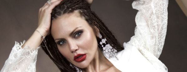 Летние причёски: Елена Галицына заплела африканские косички