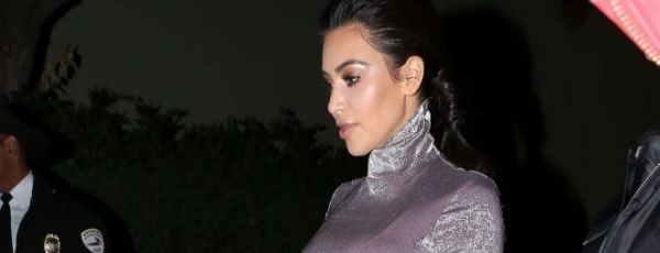 Ким Кардашьян вышла в свет в серебристом облегающее платье