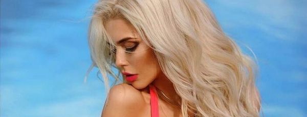 Роскошная блондинка Эрика Герцег снялась в пляжной фотосессии для Alina Ilina