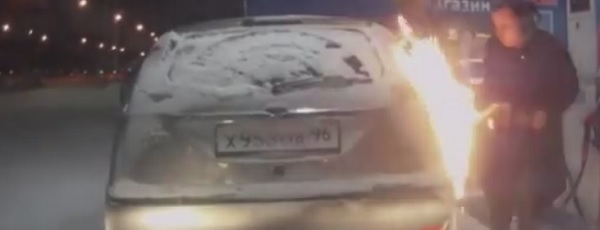 Женщина чуть не спалила себя, машину и заправку в Сургуте