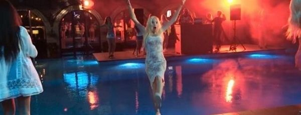 Алена Шишкова упала в бассейн на съемках клипа Девочка в платьице белом