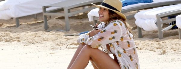 Джессика Альба появилась перед папарацци в забавном купальнике и накидке из ананасов