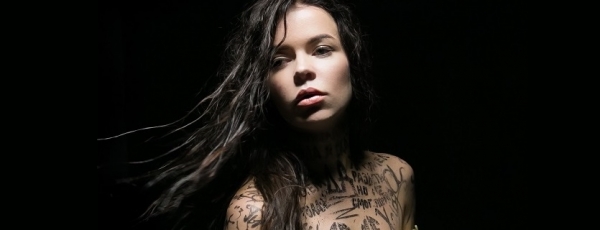 Певица Елена Князева предстала перед камерой совершенно обнажённой в татуировках