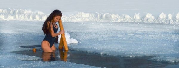 Елена Галицына в Крещение нырнула в ледяную прорубь