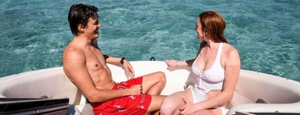 Линдси Лохан веселится на пляж с бойфрендом из России