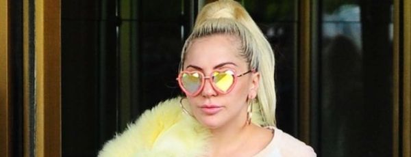 Леди Гага вышла из отеля в шубе и шортах