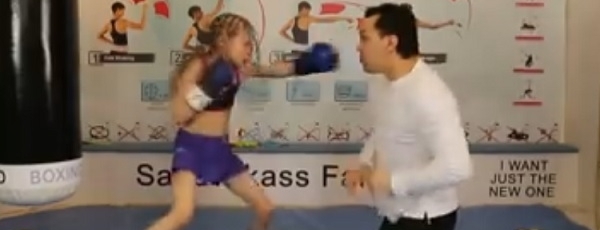 7-летяя девочка удивила своим умением драться профессиональных боксеров