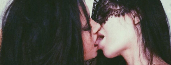 Девушки Инстаграм Сандра Бурмистрова и Юлия Сладкова устроили эффектную фотосессию с поцелуями