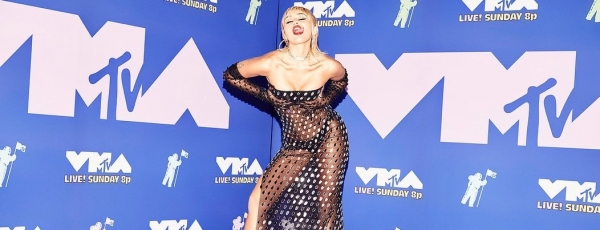 Майли Сайрус в прозрачно платье устроила необычную фотосессию на MTV VMA 2020