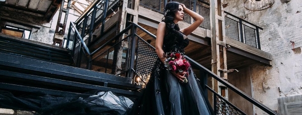 Виктория Романец представила невероятную фотосессию в шикарном черном платье