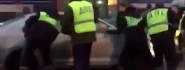 Во Владимире сотрудники ГИБДД выставили "живой щит" из гражданских авто, чтобы поймать нарушителя