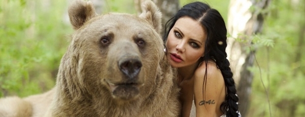 Елена Галицына представила экстремальную фотосессию с гигантским медведем