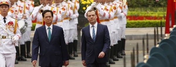 Дмитрий Медведев выбрал модный и яркий look для поездки во Вьетнам