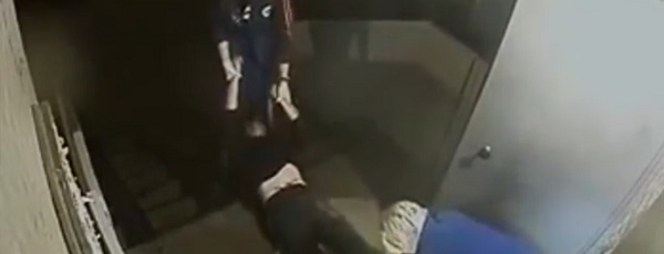 Мужчине вызвали Скорую, но врачи предпочли волочить "пациента" по полу, а потом бить полотенцем (видео)