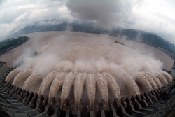 Я была просто поражена этой фотографией!!! Восемнадцать шлюзов открылись на плотине «Three Gorges» 22 июля 2007 года в Уичанге, центральная китайская провинция Хубэй. Шлюзы предназначены для спуска паводковых вод, дошедших до критической отметки.