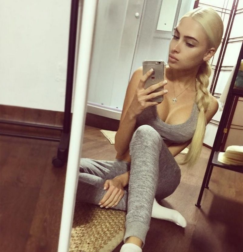Алена Шишкова с розами