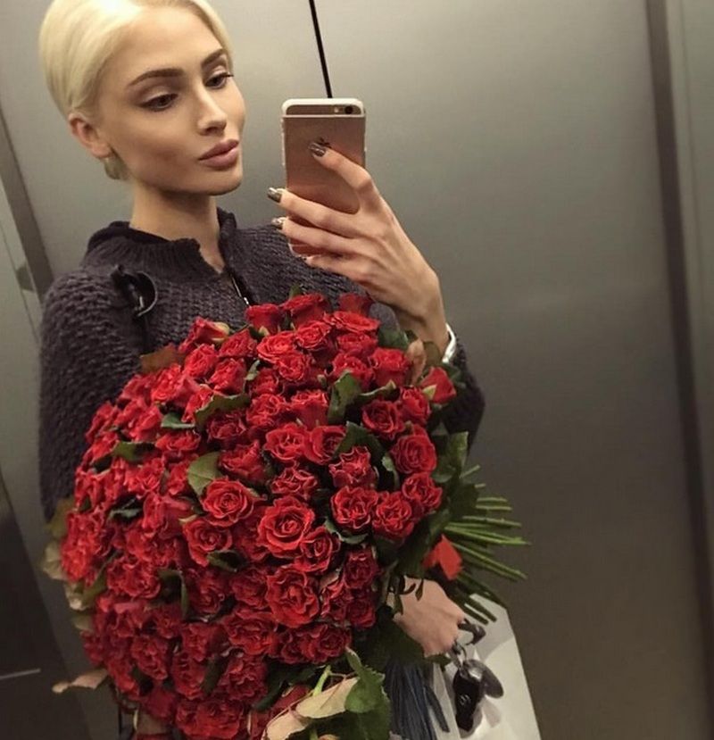Алена Шишкова 2015 с букетом роз