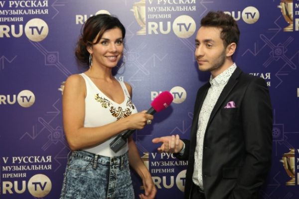 Анна Седокова на марафоне RU TV вернулась в 80-ые Анна Седокова на марафоне RU TV вернулась в 80-ые