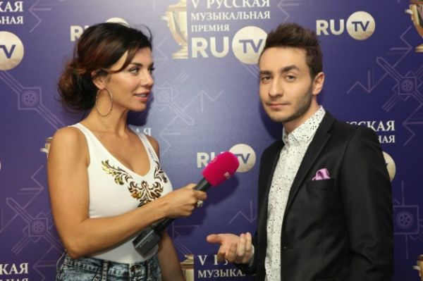Анна Седокова на марафоне RU TV вернулась в 80-ые Анна Седокова на марафоне RU TV вернулась в 80-ые