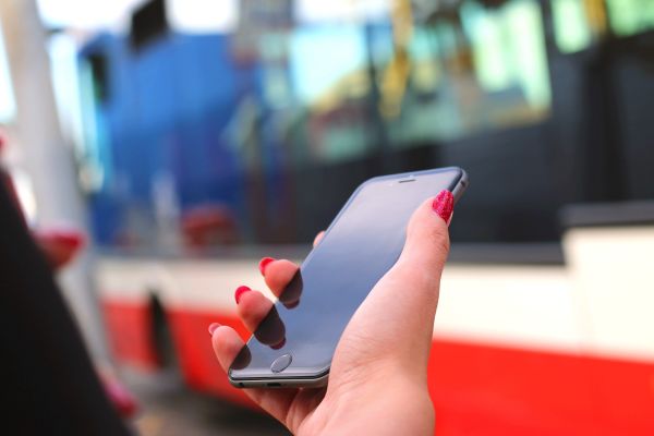 Девушка, позирующая с iPhone 6 (c 6 ым айфоном в руке) - фото Девушка, позирующая с iPhone 6 (c 6 ым айфоном в руке) - фото