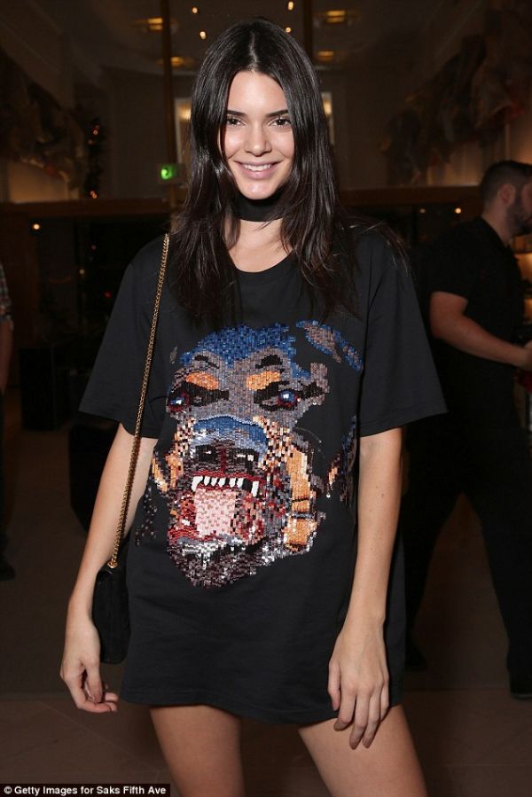 Кендалл Дженнер пришла на модный показ в футболке Givenchy за 162 000 рублей (октябрь 2015) Кендалл Дженнер пришла на модный показ в футболке Givenchy за 162 000 рублей (октябрь 2015)