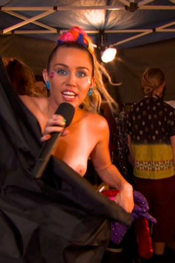 Невероятно развратные наряды Майли Сайру на 2015 MTV Video Music Awards. А рядом мама...жуть. Невероятно развратные наряды Майли Сайру на 2015 MTV Video Music Awards. А рядом мама...жуть.