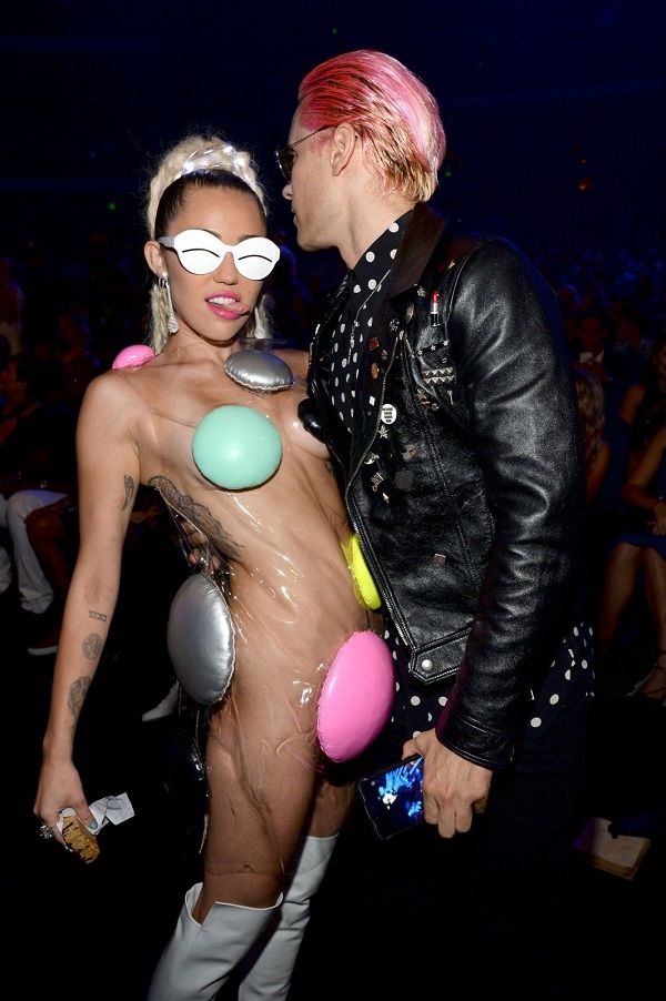 Невероятно развратные наряды Майли Сайру на 2015 MTV Video Music Awards. А рядом мама...жуть. Невероятно развратные наряды Майли Сайру на 2015 MTV Video Music Awards. А рядом мама...жуть.