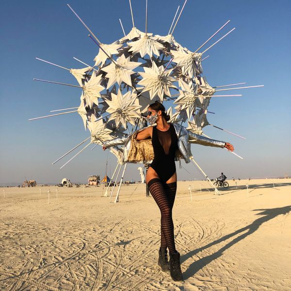 Полина Аскери продолжает публиковать эпичные фото с фестиваля Burning Man 2018 Полина Аскери продолжает публиковать эпичные фото с фестиваля Burning Man 2018