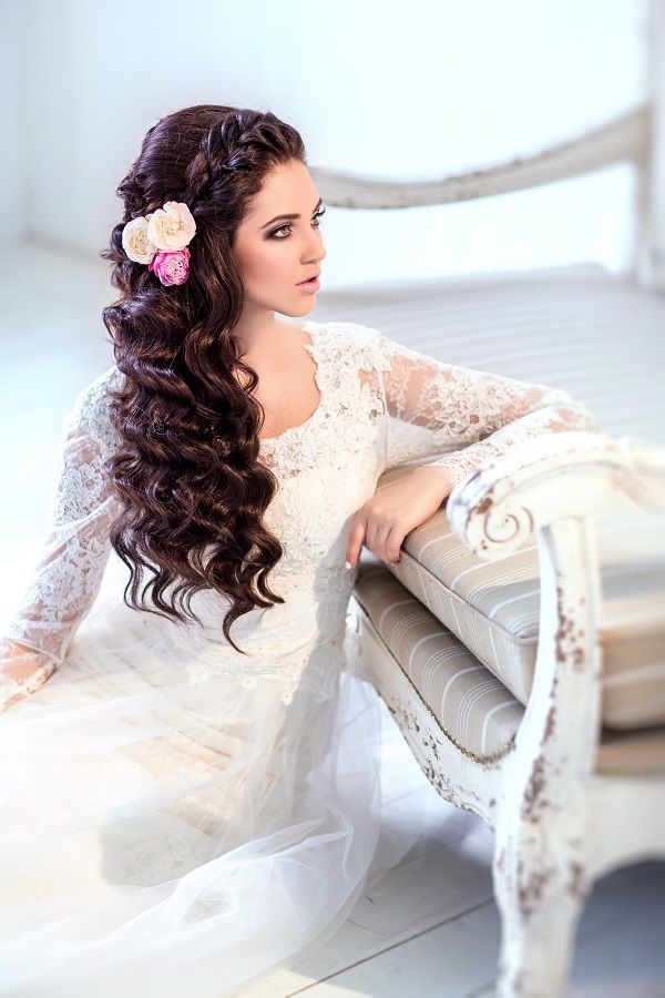 Топ-10 самых эффектных свадебных причесок на длинные волосы на один бок