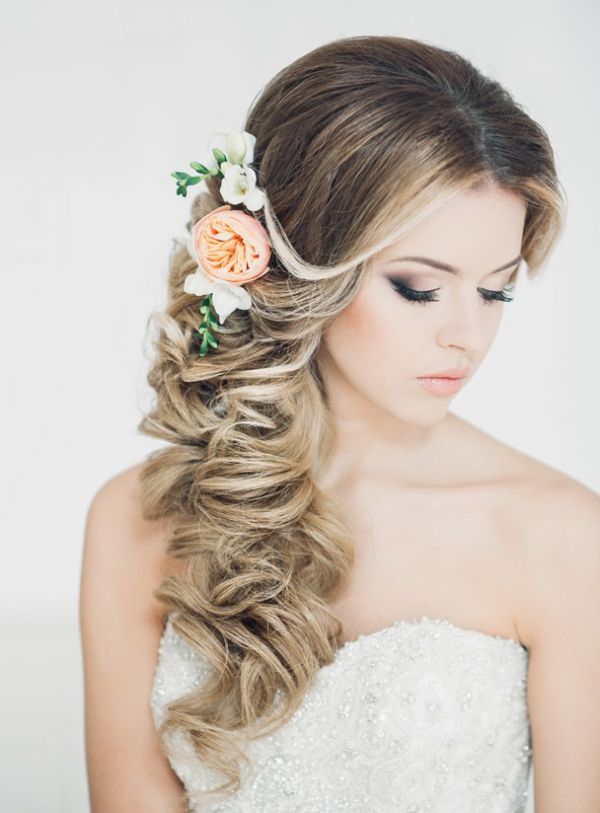 Топ-10 самых эффектных свадебных причесок на длинные волосы на один бок