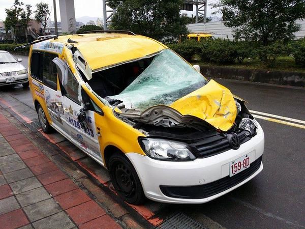 Авиакатастрофа самолета на Тайвани. Самолет пролетел в паре метров над машиной и упал в реку. Авиакатастрофа самолета на Тайвани. Самолет пролетел в паре метров над машиной и упал в реку.