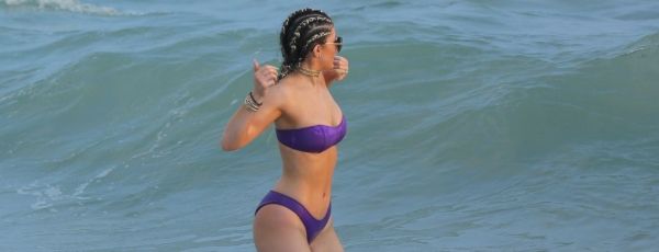 Кайли Дженнер продемонстрировала идеальное тело в фиолетовом купальнике