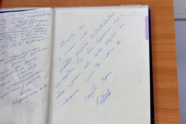 Московская красавица Зарина Киргизова и екатеринбургские дети Московская красавица Зарина Киргизова и екатеринбургские дети