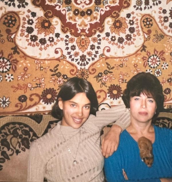 Ирина Шейк поделилась раритетными фото с мамой и из детства в честь 36-летия