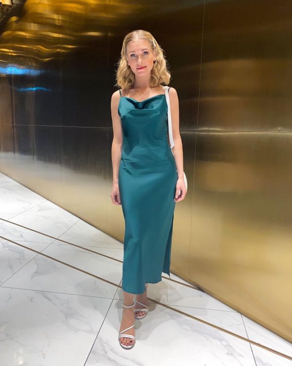Кристина Асмус публикует фото в роскошном платье во время отдыха в ОАЭ