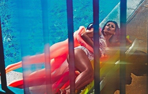 Ким Кардашян удивила своей откровенной фотосессией в журнале LOVE Ким Кардашян удивила своей откровенной фотосессией в журнале LOVE