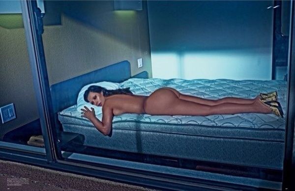 Ким Кардашян удивила своей откровенной фотосессией в журнале LOVE Ким Кардашян удивила своей откровенной фотосессией в журнале LOVE