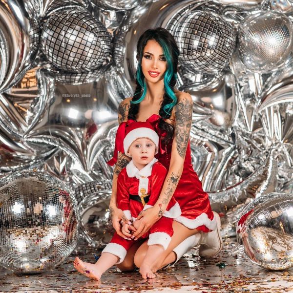Саша Кабаева поделилась красочной новогодней фотосессией в компании сына Демида