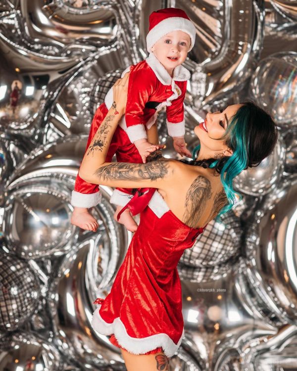 Саша Кабаева поделилась красочной новогодней фотосессией в компании сына Демида