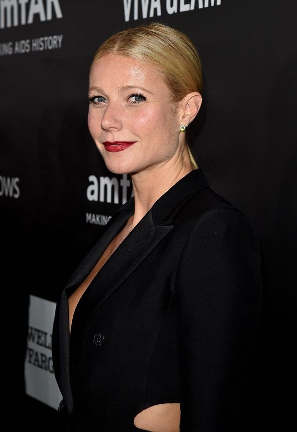 Гвинет Пэлтроу пришла на amfAR LA Inspiration Gala в черном костюме с дырками Гвинет Пэлтроу пришла на amfAR LA Inspiration Gala в черном костюме с дырками
