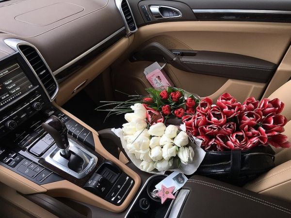 Букет тюльпанов в роскошном салоне автомобиля Букет тюльпанов в роскошном салоне автомобиля