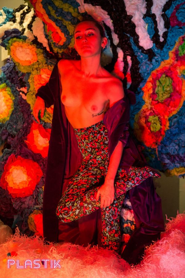 Майли Сайрус снялась в скандальной фотосессии Plastik Magazine Майли Сайрус снялась в скандальной фотосессии Plastik Magazine
