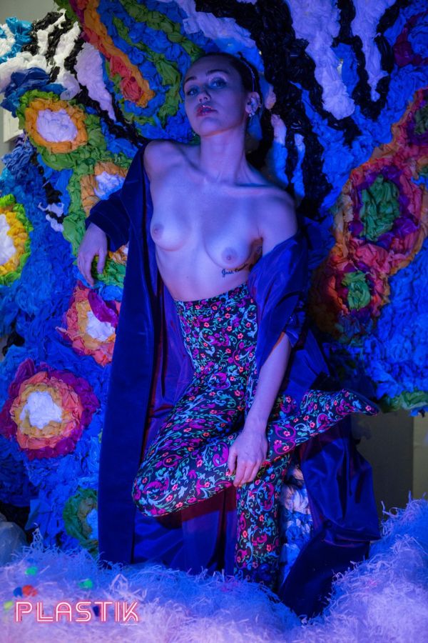 Майли Сайрус снялась в скандальной фотосессии Plastik Magazine Майли Сайрус снялась в скандальной фотосессии Plastik Magazine